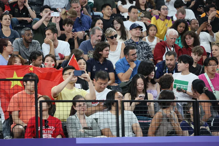 T恤哥引來工作人員關切。中央社