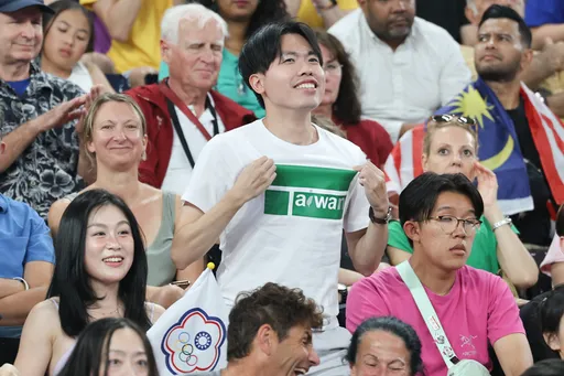 中國盯梢「麟洋金牌戰」老外傻眼!T恤哥偷渡「Taiwan In」進場加油爆紅