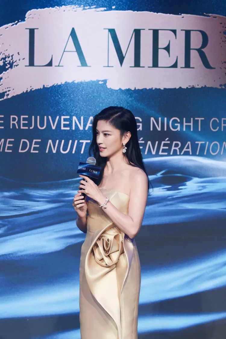 林熙蕾身上有花朵點綴的禮服，呼應了凍齡美貌。