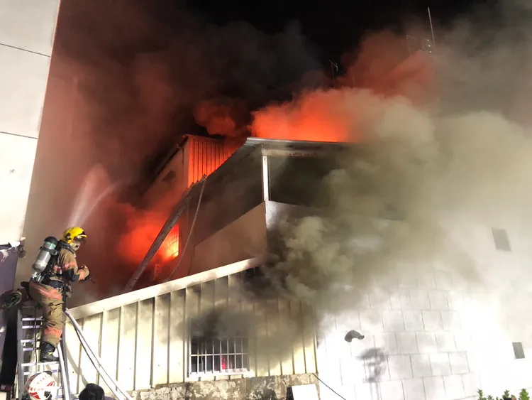 警消到場時火勢已經全面燃燒。民眾提供