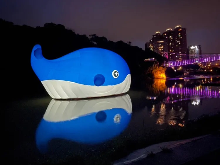 每日晚間6時至9時，將搭配超萌噴水鯨魚及燈光秀表演。新北旅遊網