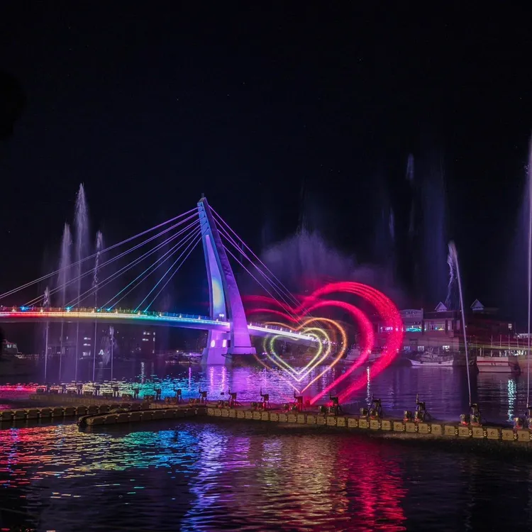 淡水漁人碼頭將上演主題煙火秀和無人機燈光秀。新北旅客臉書