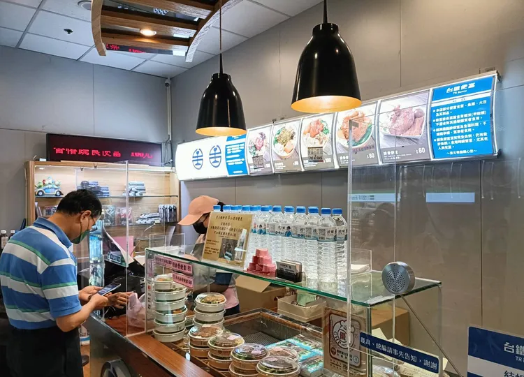 台鐵便當是不少乘客搭乘最期待的餐點。台鐵提供