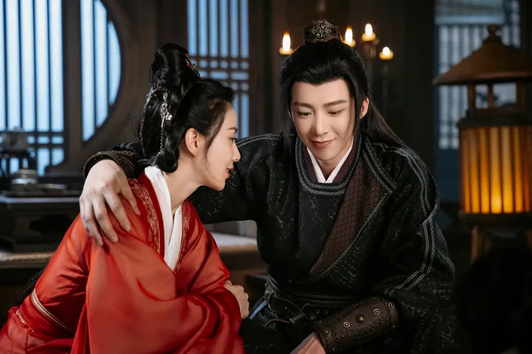 劉詩詩（左）劇中心急求子的逗趣橋段，讓劇迷看到有別以往角色形象，右為劉宇寧。八大提供