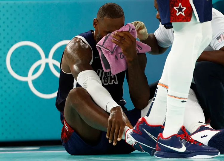 詹姆斯的眼睛被法國隊的手肘擊中。路透社