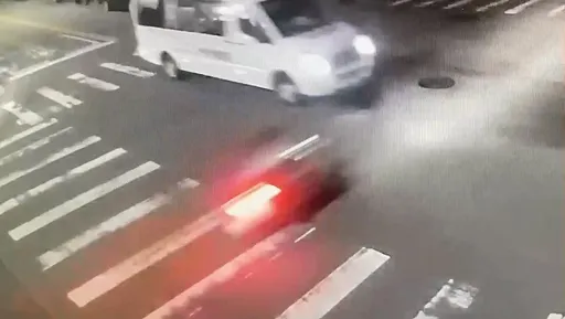 閃紅燈路口未停讓!台中保母車撞機車 20歲女騎士命危