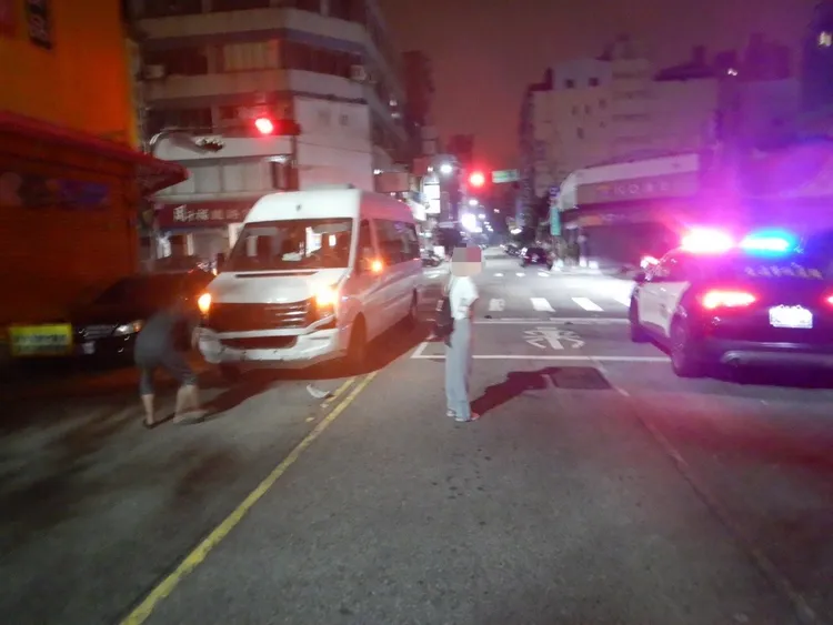 保母車當時行經閃紅燈路口。民眾提供