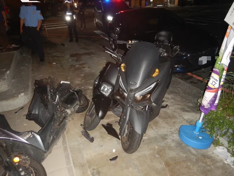 女騎士的機車被撞後還波及路邊停放的3輛汽機車。民眾提供