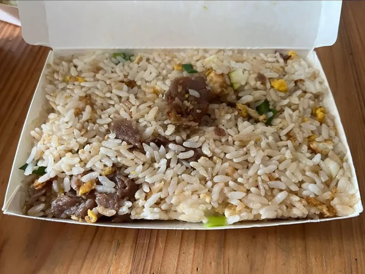 東湖便當店羊肉炒飯只要75元。翻攝「我是東湖人（社團版）」臉書