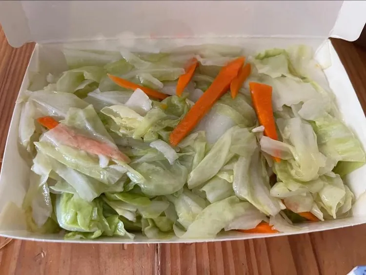 東湖便當店一份高麗菜只要30元。翻攝「我是東湖人（社團版）」臉書