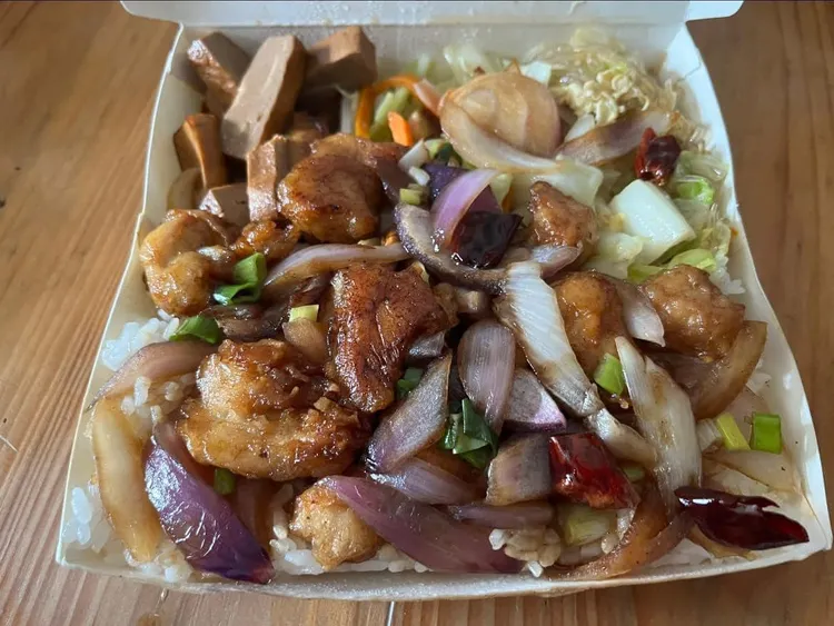 東湖便當店宮保雞丁便當85元。翻攝「我是東湖人（社團版）」臉書