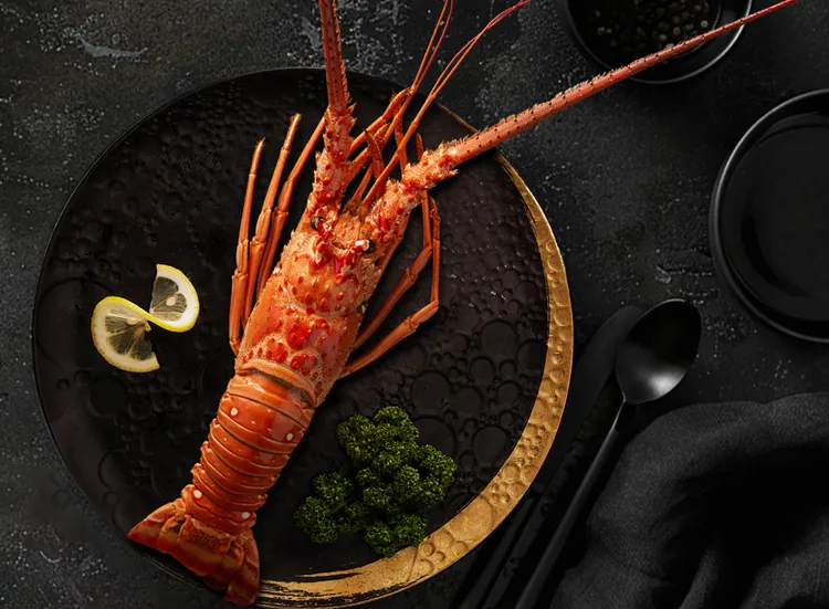 即日起到9/1只要身分證字號任1數字跟爸爸一樣，帶爸爸到全台「王品牛排」內用消費2客套餐，出示證件就款待價值1375元的「法式焗烤龍蝦」1隻。業者提供