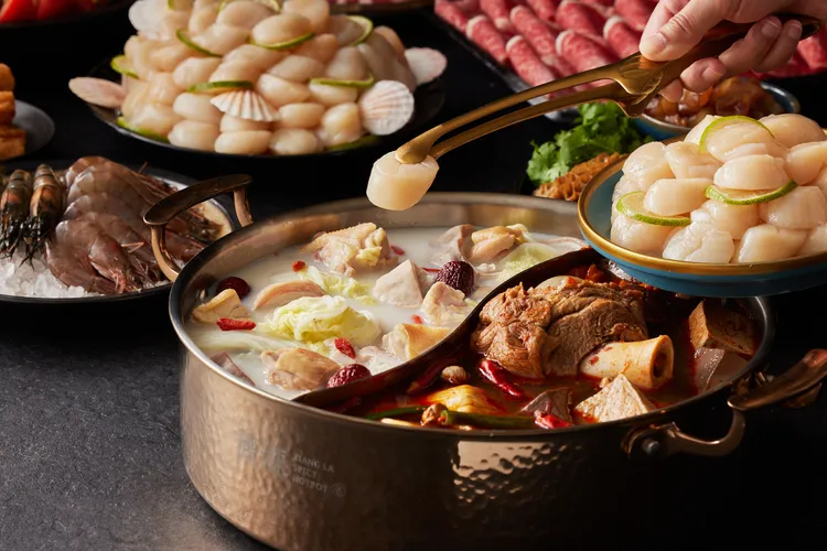 8月底前到「嚮辣」消費2客以上套餐且身分證字號中有2個8，送8顆北海道生鮮級干貝，若含3個8就送28顆干貝。業者提供