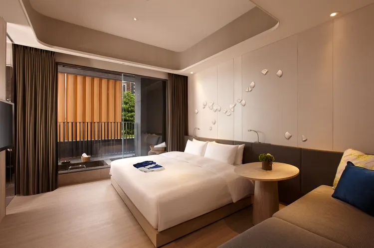 礁溪晶泉丰旅推出「紳士老爹。微醺饗味」一泊二食住房專案，入住「雅緻雙人客房」，即贈三燔礁溪「柴魚一番鍋放題」晚餐，最低每人每晚3490元起。業者提供