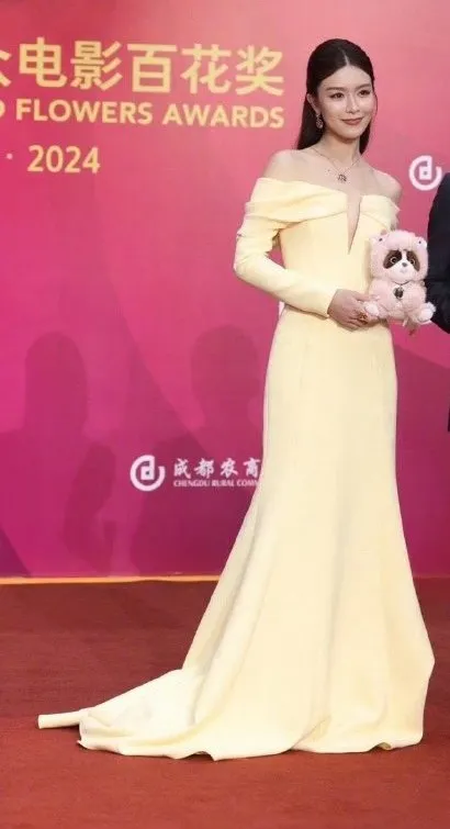 港星文詠珊小露美肩。翻攝ba哥專用微博