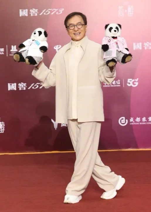 成龍走紅毯跟大家打招呼。翻攝ba哥專用微博