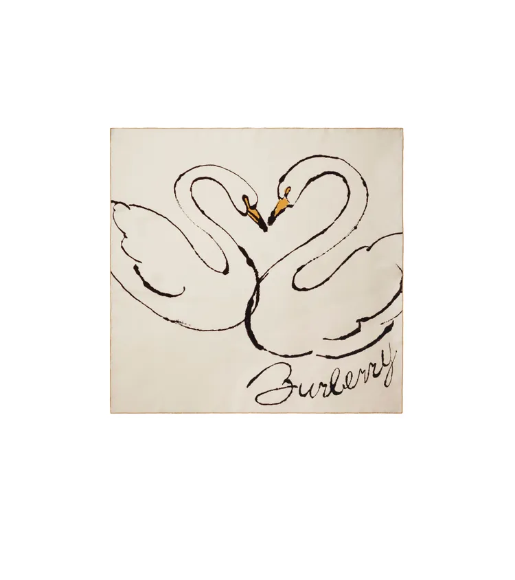 Burberry皂白色天鵝印花絲巾，1萬7200元。品牌提供