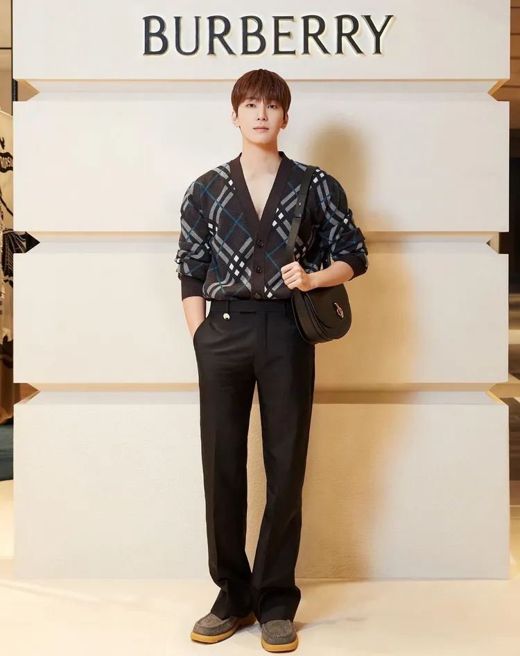 圓佑換上格紋V領針織衫、西裝褲並搭配黑色Rocking Horse包。翻攝BURBERRY IG