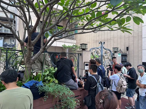 直擊｜檢廉搜索中！未見柯文哲出門　屋外圍觀人潮爆棚