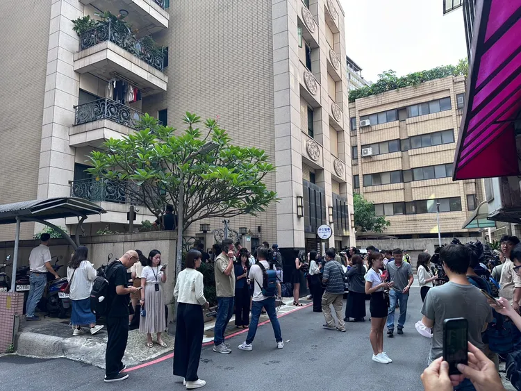 民眾黨主席柯文哲北市住處遭檢方搜索，吸引大批記者與圍觀民眾。特勤中心攝