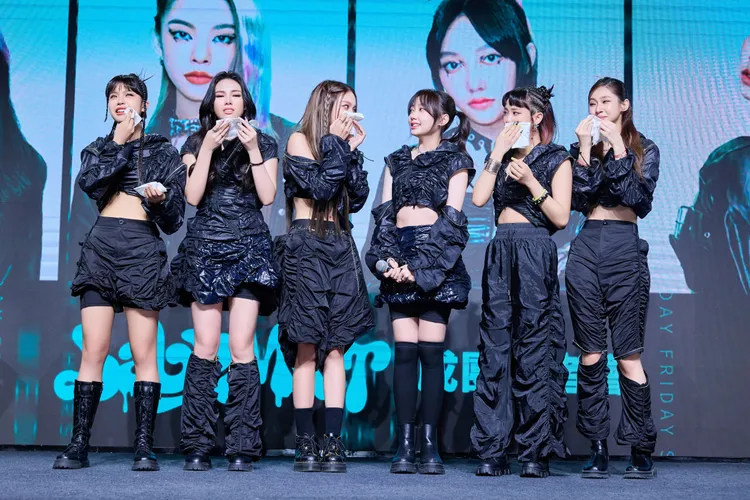 babyMINT今在台上看到應援影片，品妡當場痛哭，團員也哭成淚人兒。華研國際提供