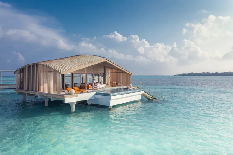 入住五晚Club Med芬尼芙水上別墅，其中兩晚免費，每人最高現省近8萬。業者提供