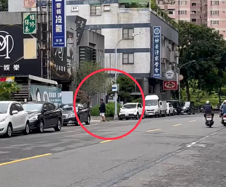 楊男埋伏在外，等到陳男現身，衝上前連開數槍、還又折返補槍。翻攝照片