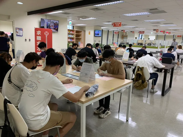 目前青年到就業服務站辦理失業認定等，都會同時鼓勵申請共享運具的折價劵方案。北市勞動局提供
