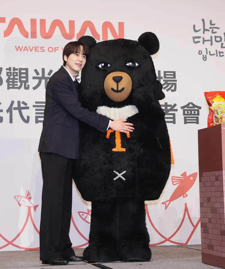 圭賢抱著吉祥物喔熊。攝影中心攝