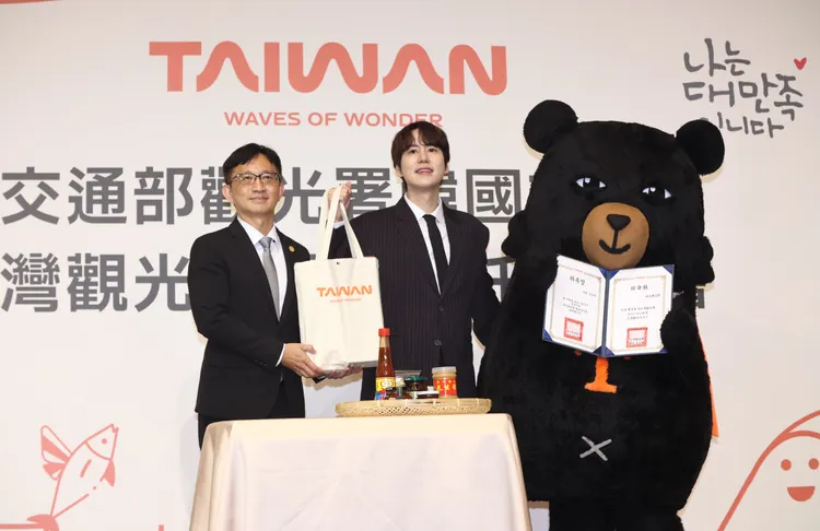 圭賢（中）從觀光署國際組組長手中收下委任書。攝影中心攝