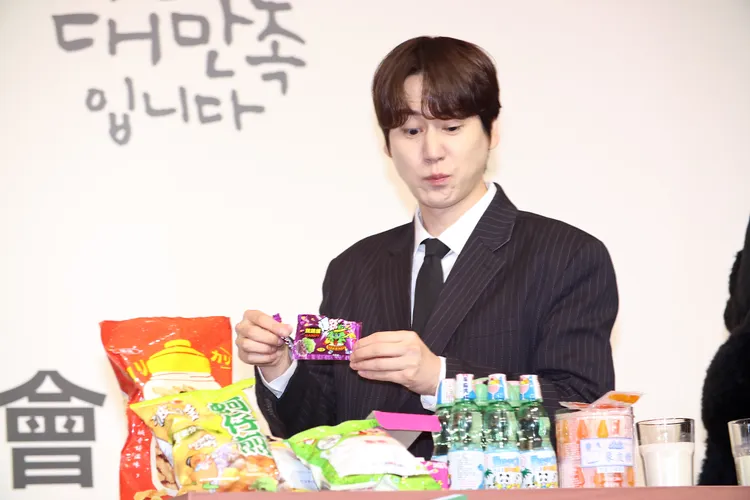 圭賢吃跳跳糖，表情逗趣。攝影中心攝