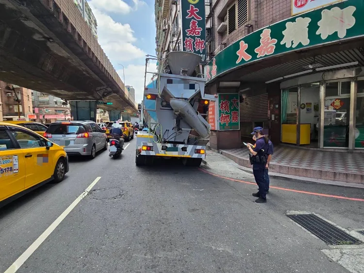 警方取締違規水泥預拌車。警方提供