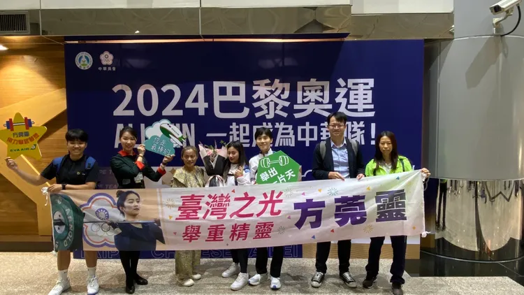 臺南市舉重好手方莞靈12日上午返回臺灣，市府派員接機。市府提供