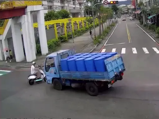 畫面曝光！台中廚餘小貨車撞左轉微型電動車　80歲騎士傷重不治