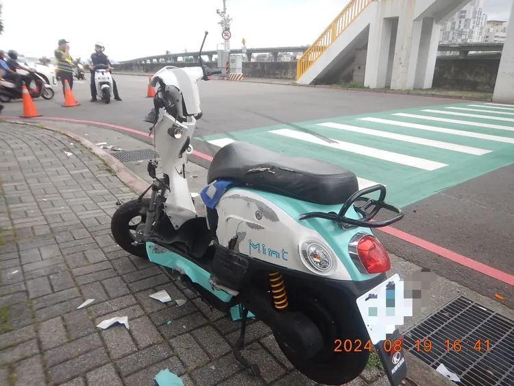 劉姓老翁騎乘微型電動二輪車與小貨車發生碰撞，劉翁當場沒有生命跡象。民眾提供