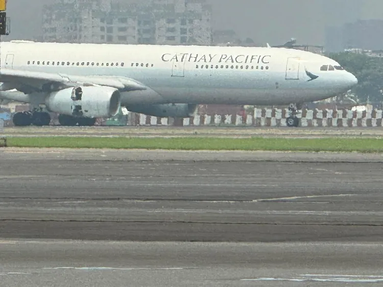 國泰航空CX431班機疑似發動機故障，中止飛行檢修，275名乘客已下機。取自社群「高雄機場航空器資訊交流」，洪瑞良提供