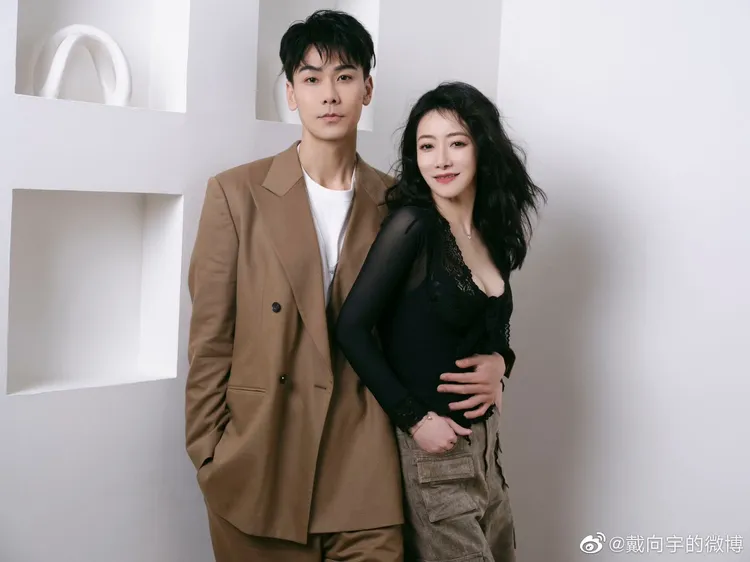 戴向宇（左）和陳紫函常常大方曬恩愛。翻攝戴向宇微博