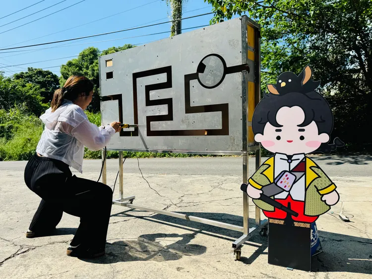 活動當日下午三點半起開放現場報名挑戰「電流急急棒」遊戲，破關秒數最快者，可獲得市價超過一千元的戰爭文創商品大禮包。館方提供