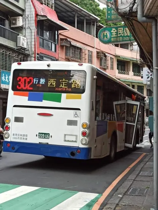 基隆公車開到半路「門竟掉了」 市府道歉:機械故障