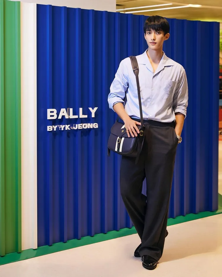 李碩珉穿著「Bally by YK Jeong」系列的藍色襯衫、灰色西裝長褲。品牌提供
