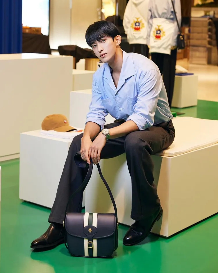 李碩珉搭配Beckett斜肩包。品牌提供