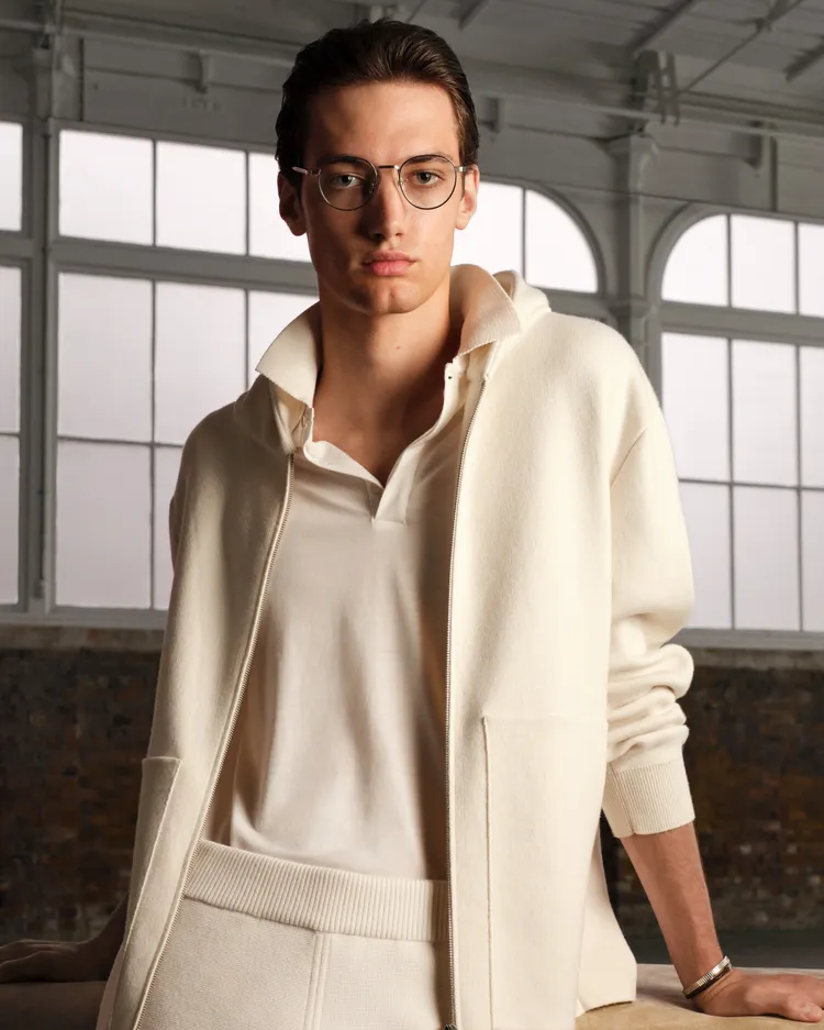 Athluxury運動奢華系列在修身的時尚廓形中提供便利性。品牌提供