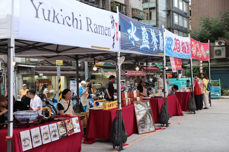 15間商圈店家在五條停車場擺攤。北市府提供