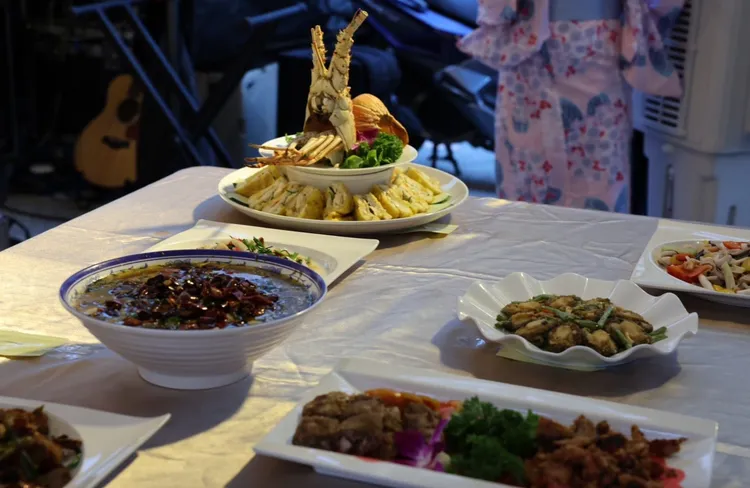 「十條宴・盛宴餐券」由10家名店的招牌菜，推半價限量販售。北市府提供