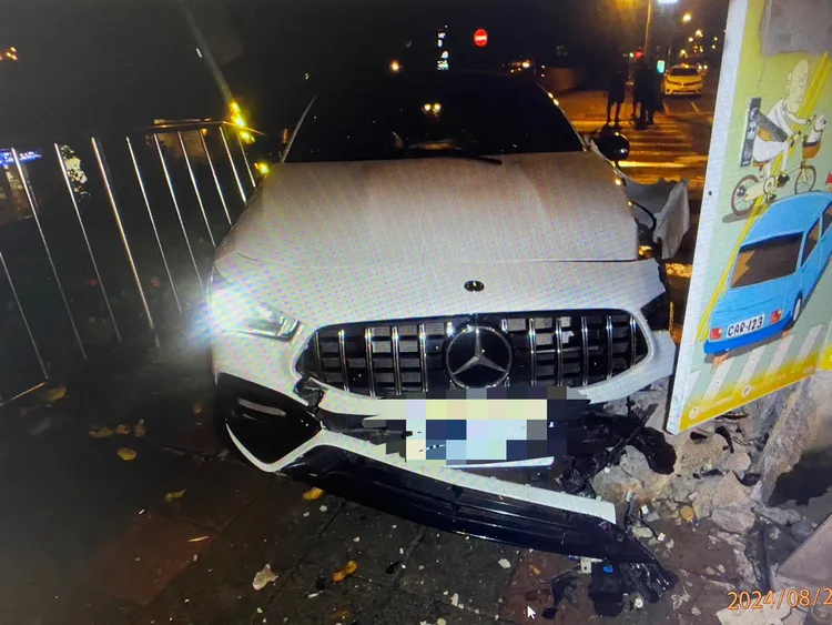 賓士撞上路邊號誌箱車頭毀損。警方提供