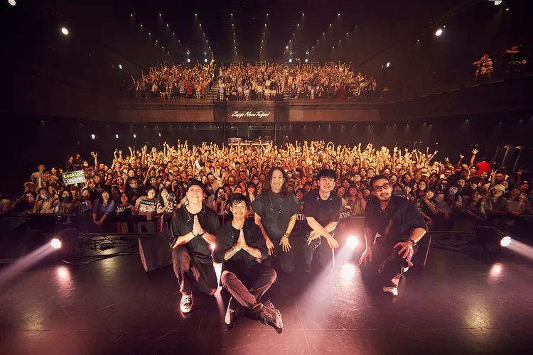 吉他手Neng（左起）、貝斯手Park、主唱Ohm、鼓手Phillp、吉他手Chaw與粉絲大合照。華貴娛樂提供