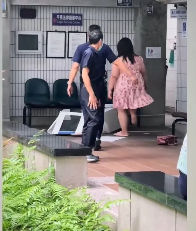 自動報到機被踹到「體無完膚」，台中地院後續將提告求償。翻攝照片