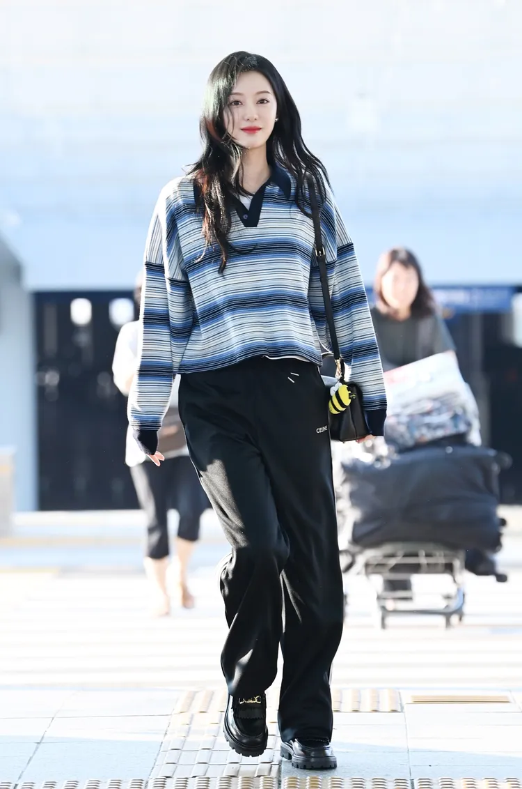 金智媛日前背著CELINE最新Nino手袋現身仁川機場。品牌提供