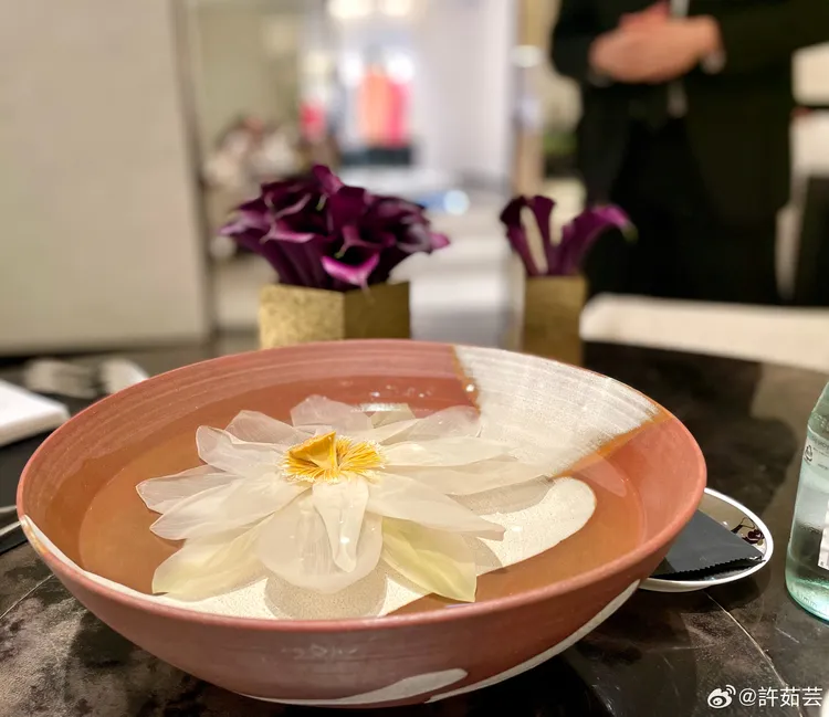 CHANEL私廚烹調蔬食菜色，取材自正寬法師的寺廟料理。翻攝許茹芸微博