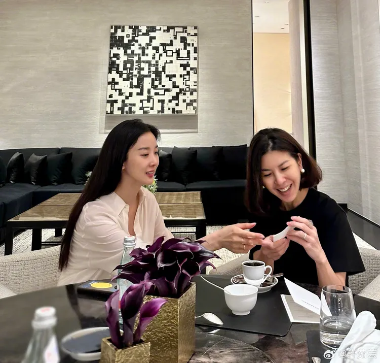 許茹芸（右）和李清娥有說有笑。翻攝許茹芸微博